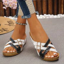 Danaya | Orthopedische Slippers Met Glanzende Afwerking En Kruisbanden
